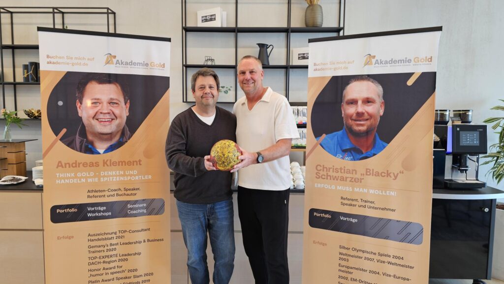 Andreas Klement und Christian „Blacky“ Schwarzer beim Leadership-Workshop mit Handball-Teambuilding
