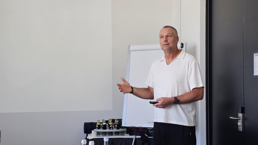 Christian „Blacky“ Schwarzer beim Impulsvortrag im Leadership-Workshop für Führungskräfte
