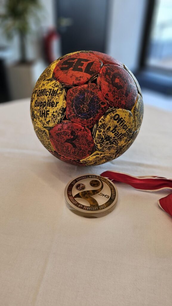 Originalspielball und Weltmeisterschaftsmedaille 2007 von Christian „Blacky“ Schwarzer