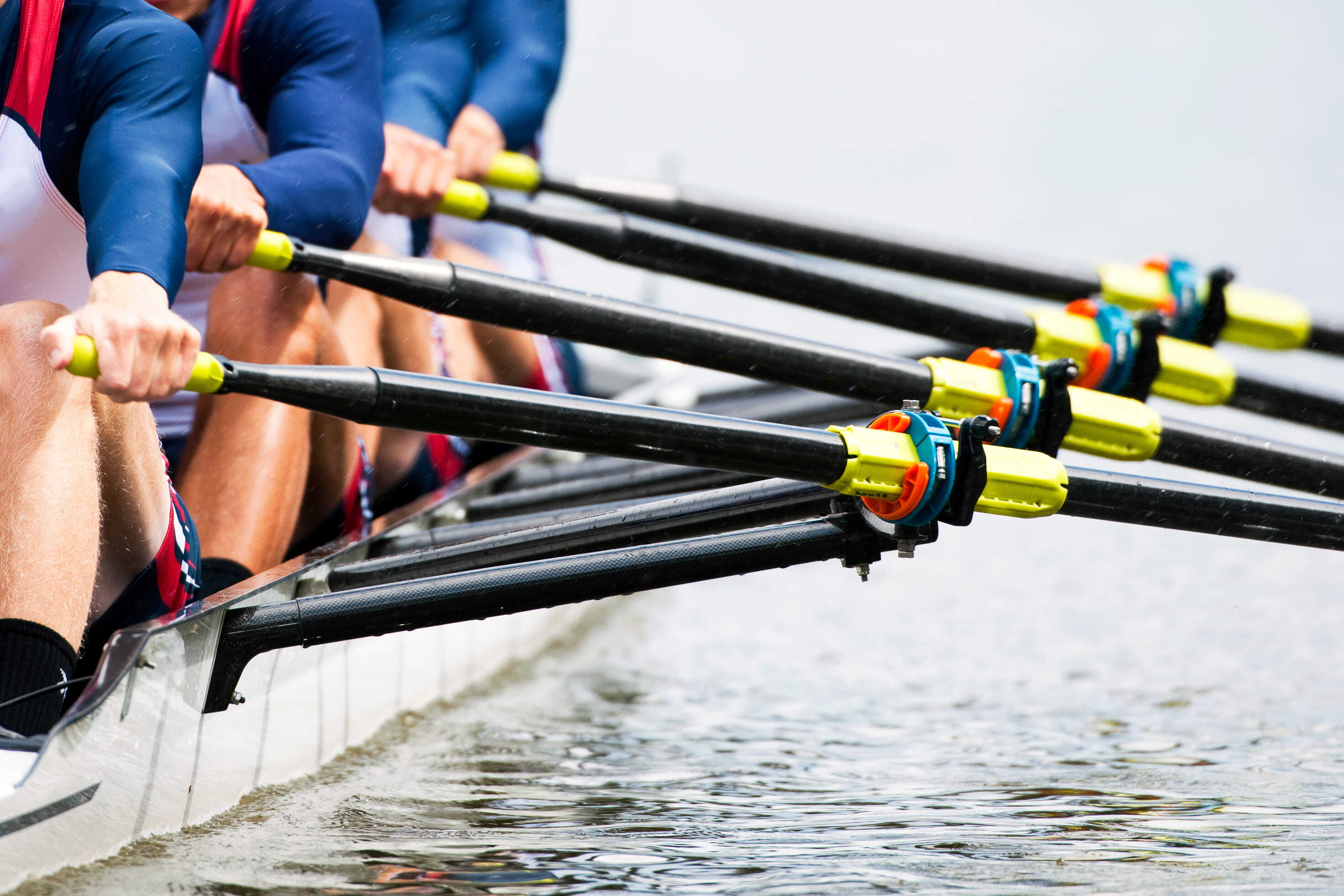 Ruderteam im Wettkampf mit synchronen Bewegungen – Symbol für Teamperformance, Fokus, Verantwortung und Umsetzungskraft im Spitzensport