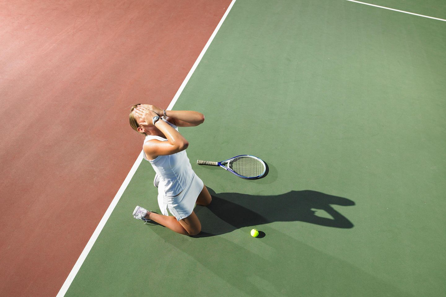 Tennisspielerin nach einer Niederlage auf dem Tennisplatz als Symbolbild für Leistungsbeurteilung, Druck und mentale Stärke im Leadership-Kontext des E-Books Performance Navigator.