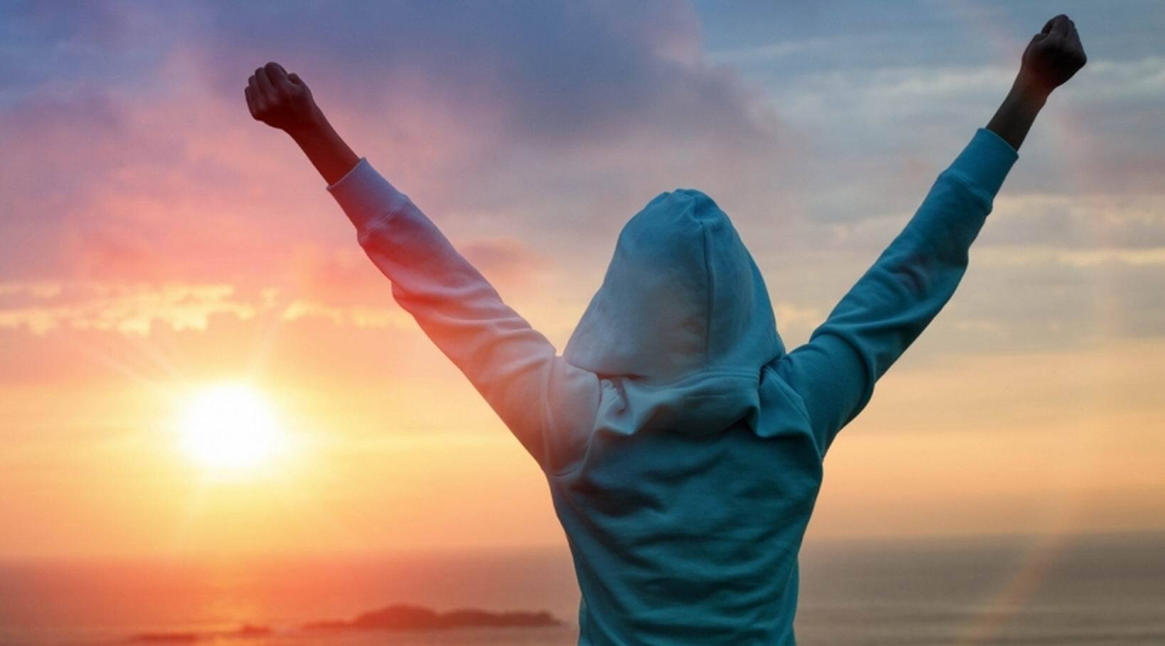 Person mit erhobenen Armen beim Sonnenaufgang als Symbol für Motivation, mentale Stärke und erfolgreiche Performance im Leadership-Kontext des E-Books Performance Navigator.